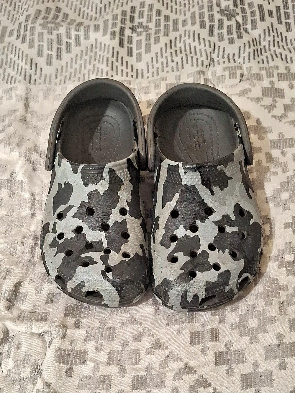 Crocs Kids Classic Printed Camo Clog in Gray & Black